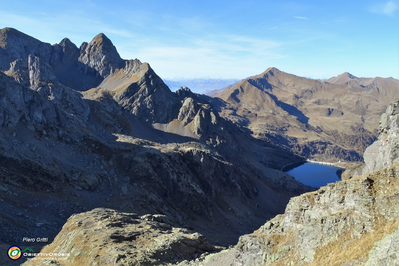 50 Sguardo sulla Valle di Trona col suo lago e il suo Pizzo.JPG